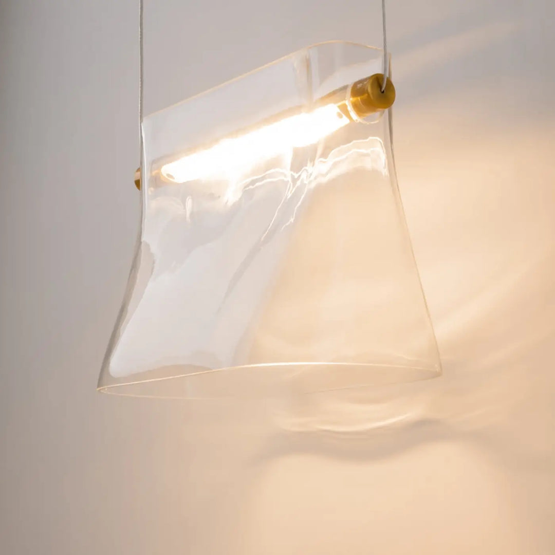 Applique suspendue cabaret en verre transparent avec lumière chaude et accents en laiton pour un éclairage sculpté