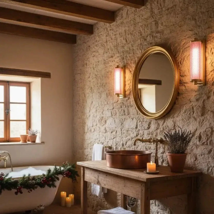 Applique murale tiffany miroir rond avec cadre doré monté sur mur en pierre texturé avec surface réfléchissante