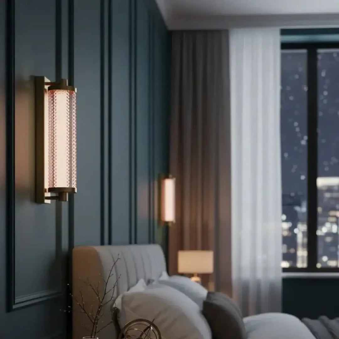 Modern applique tiffany murale en laiton avec abat-jour en verre translucide texturé émettant une lumière chaude