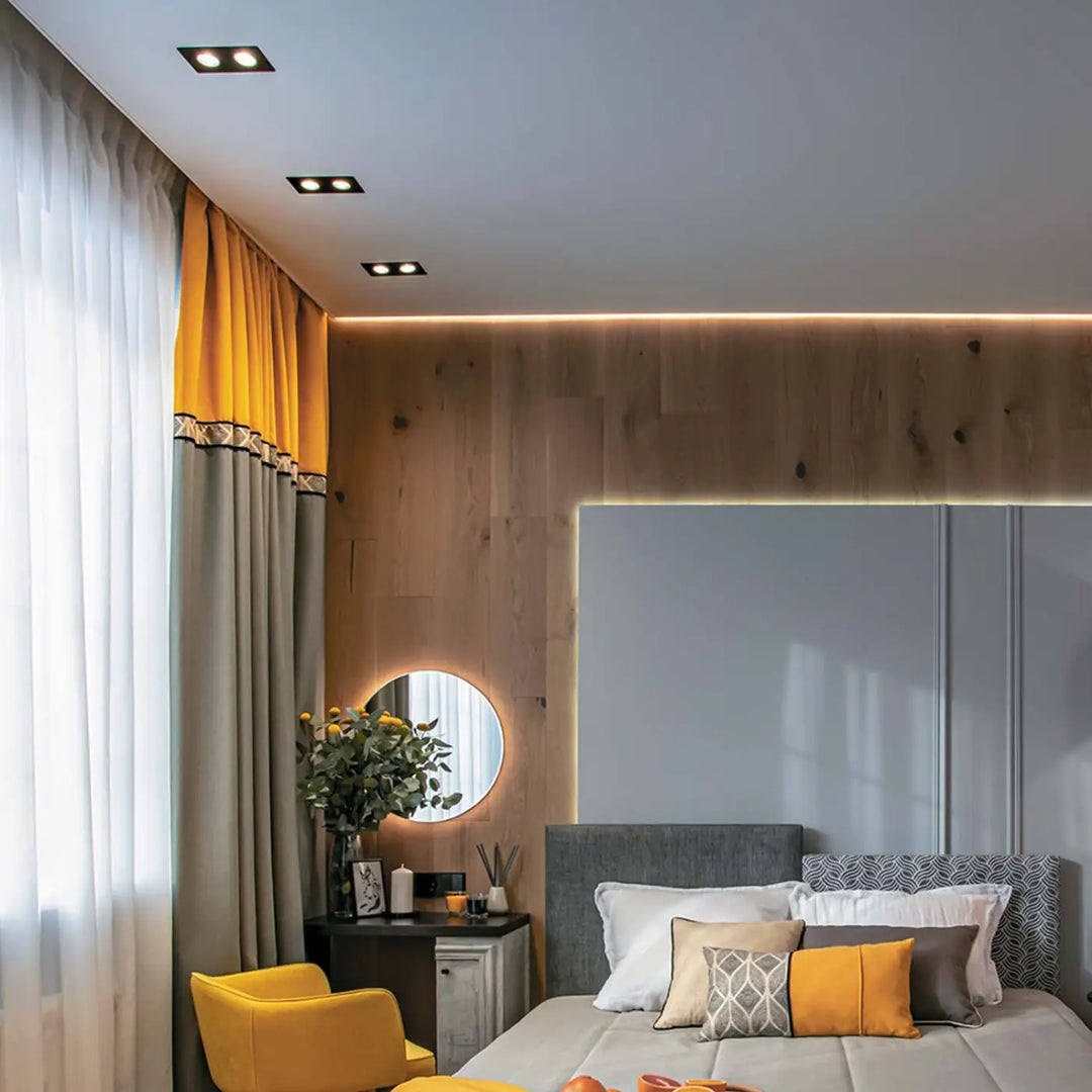 Lit gris tapissé avec coussins à motifs et tête de lit assortie pour gamme atom avec double spot encastré orientable