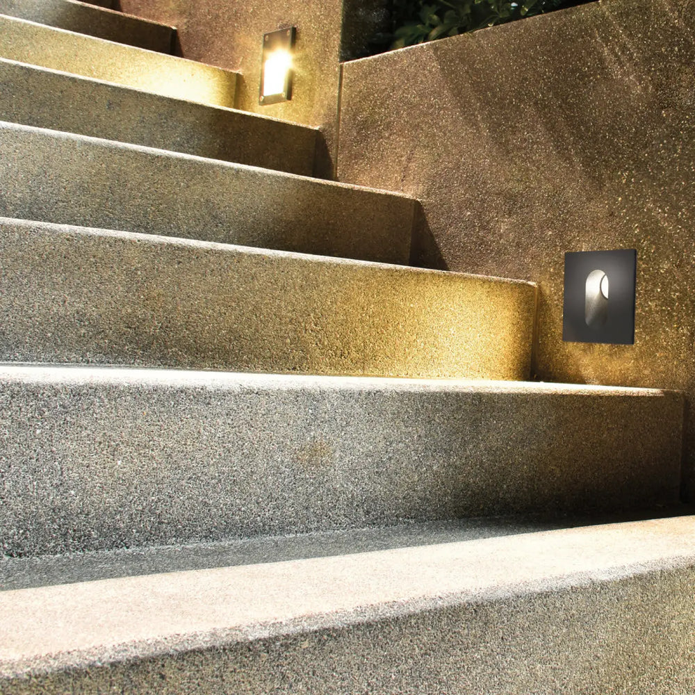 Balise extérieure led noire carrée encastrée avec design moderne pour marches d’un faisceau en blanc chaud via urbana
