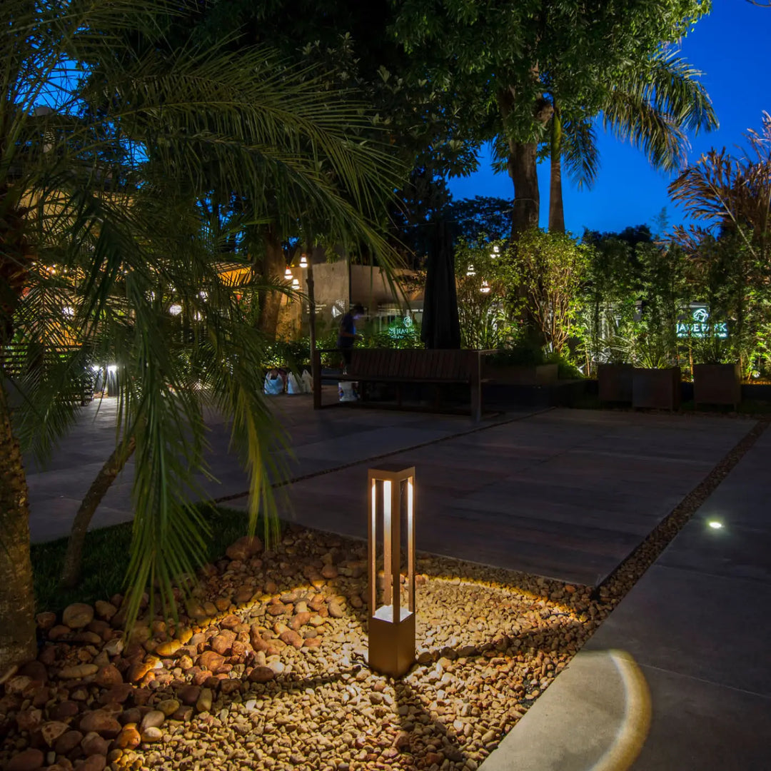 Borne Agra marron dans un jardin