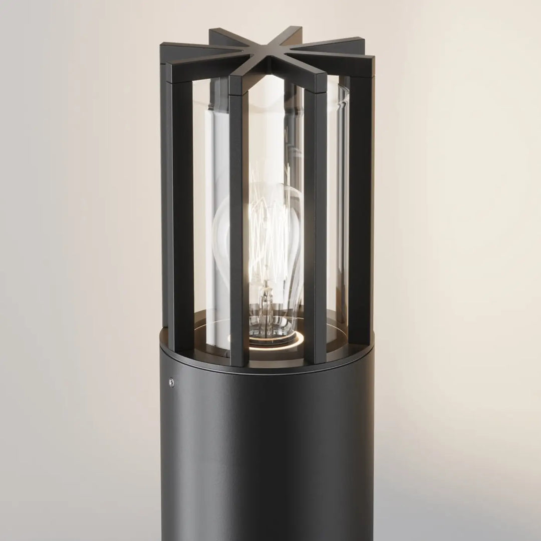 Borne extérieure barrel en métal graphite avec lanterne noire et verre transparent aux panneaux clairs et sommet étoile