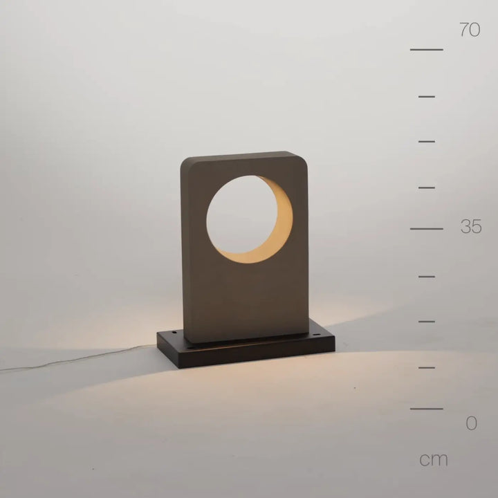 Borne extérieure modèle béton gris avec corps rectangulaire mat et découpe circulaire lumineuse pour allée