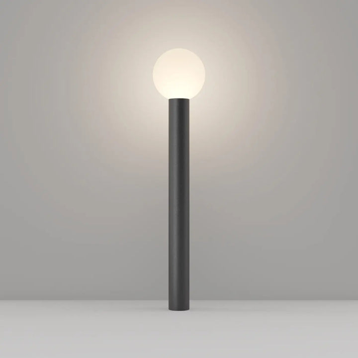 Borne extérieure noire cylindrique avec globe opale diffusant une lumière douce modèle bold globe