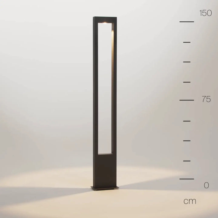 Borne extérieure arche rectangulaire en métal graphite noir avec design vertical slim et lumière chaude au sommet