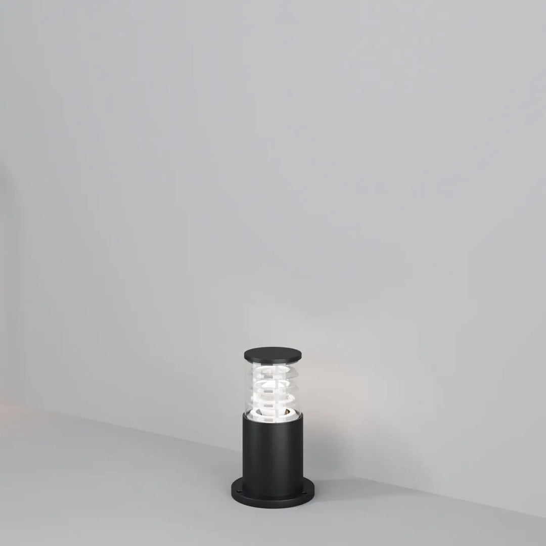 Borne extérieure bronx avec structure métallique noire et verre transparent abritant une ampoule en spirale