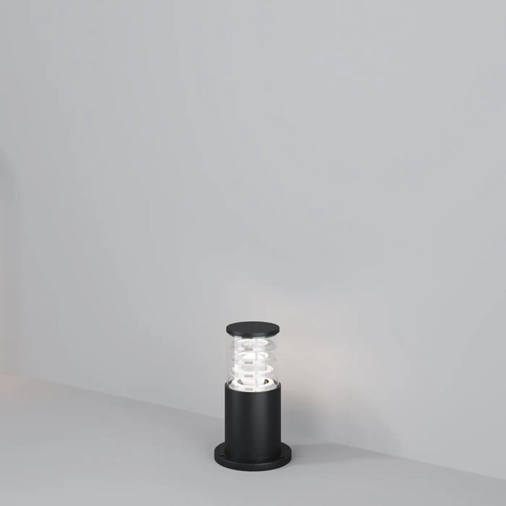 Borne extérieure bronx avec structure métallique noire et verre transparent abritant une ampoule en spirale