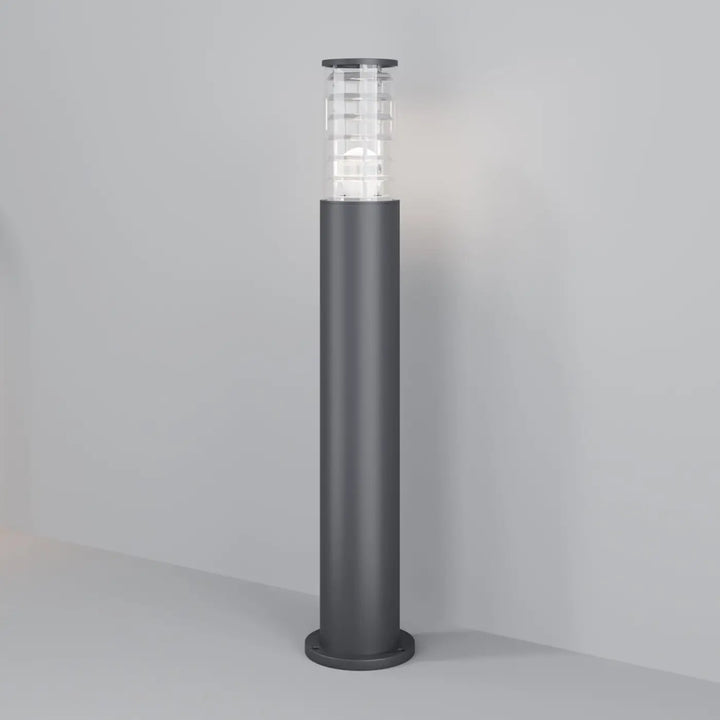 Borne extérieure bronx en structure métallique grise avec verre transparent géométrique émettant une lumière blanche chaude
