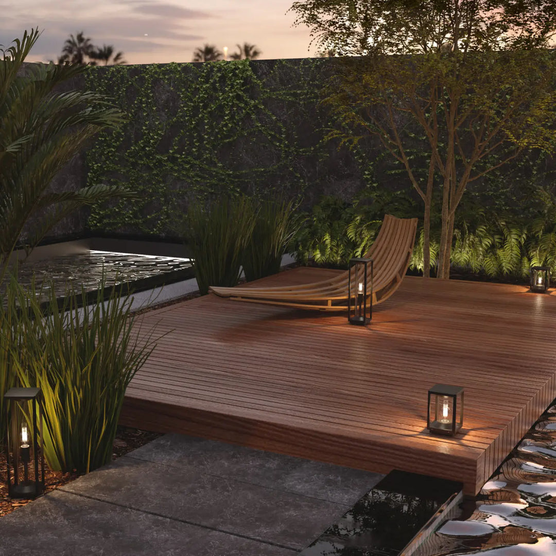 Borne extérieure cell bois avec design à lattes finition chaude sur terrasse éclairée par diffuseur transparent en aluminium graphite