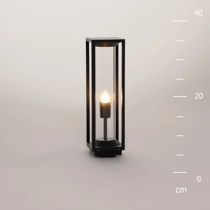Borne extérieure cell en aluminium graphite avec lanterne à cadre noir et diffuseur transparent à ampoule chaude