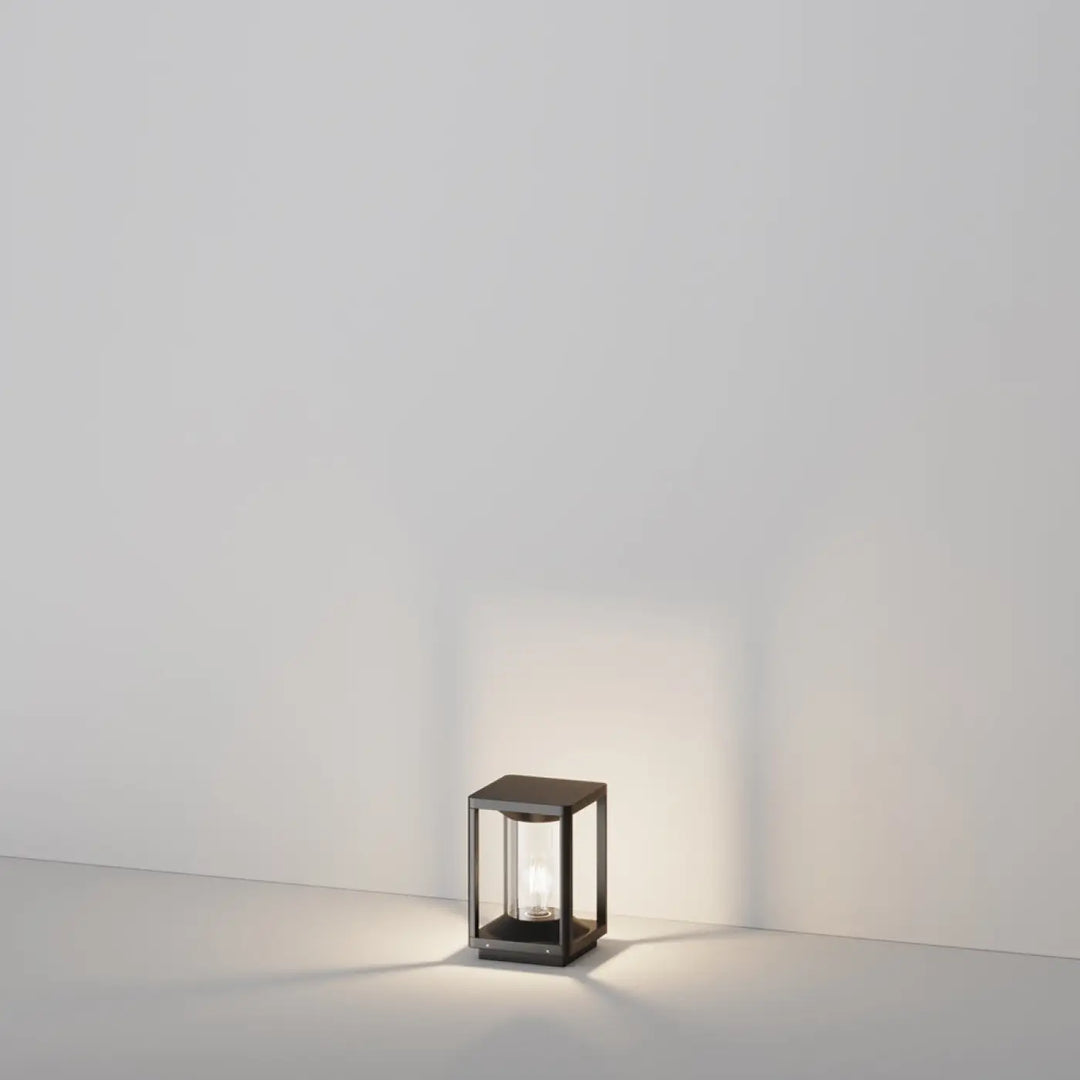 Borne extérieure cell en aluminium graphite avec diffuseur transparent et lanterne noire à lumière chaude diffuse