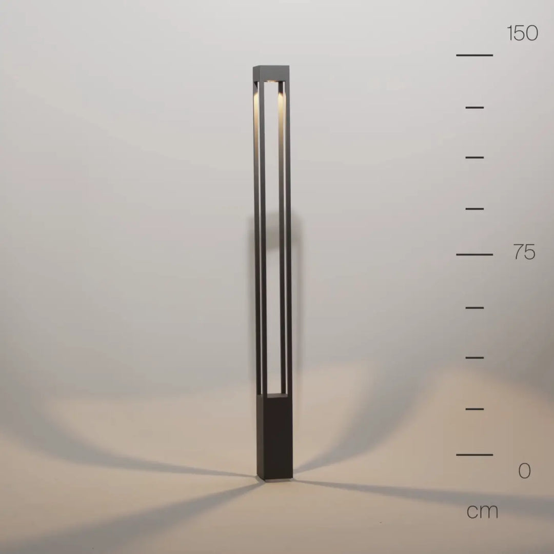 Borne extérieure elbe carrée en aluminium gris avec profil carré et lanterne noire en métal au design minimaliste vertical