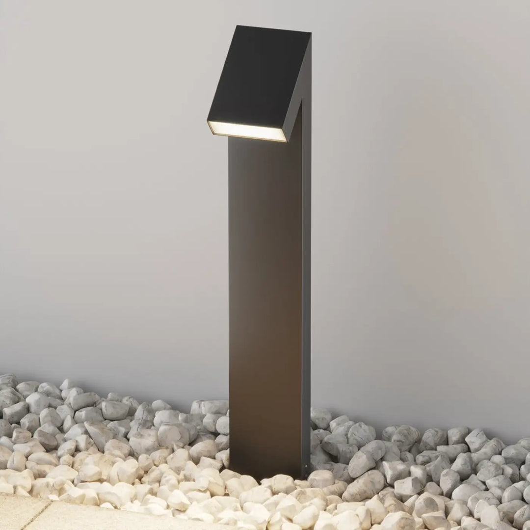 Borne extérieure en acier noir avec tête inclinée et éclairage led chaleureux au design rectangulaire moderne