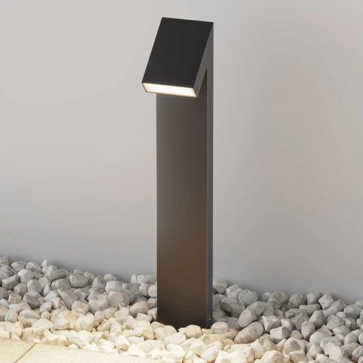 Borne extérieure en acier noir avec tête inclinée et éclairage led chaleureux au design rectangulaire moderne