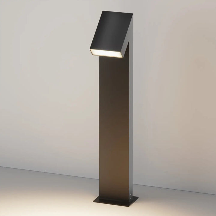 Borne extérieure en acier noir avec tête inclinée et corps en métal mat au design angulaire moderne