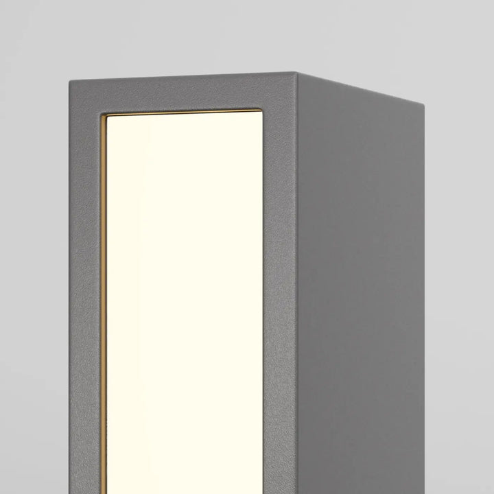 Borne extérieur hof version basse acier gris avec profil rectangulaire et panneau lumineux chaud encadré d or