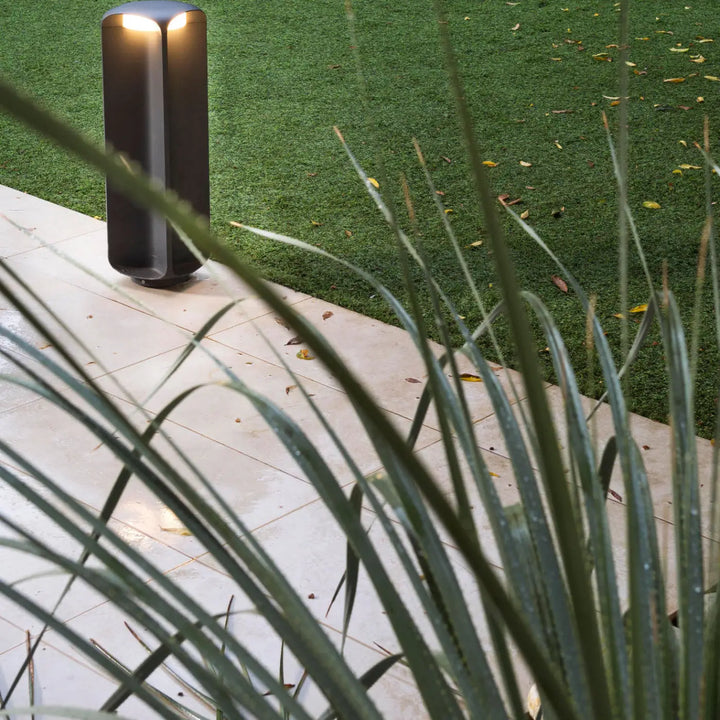 Bornes Bu-Oh dans un jardin