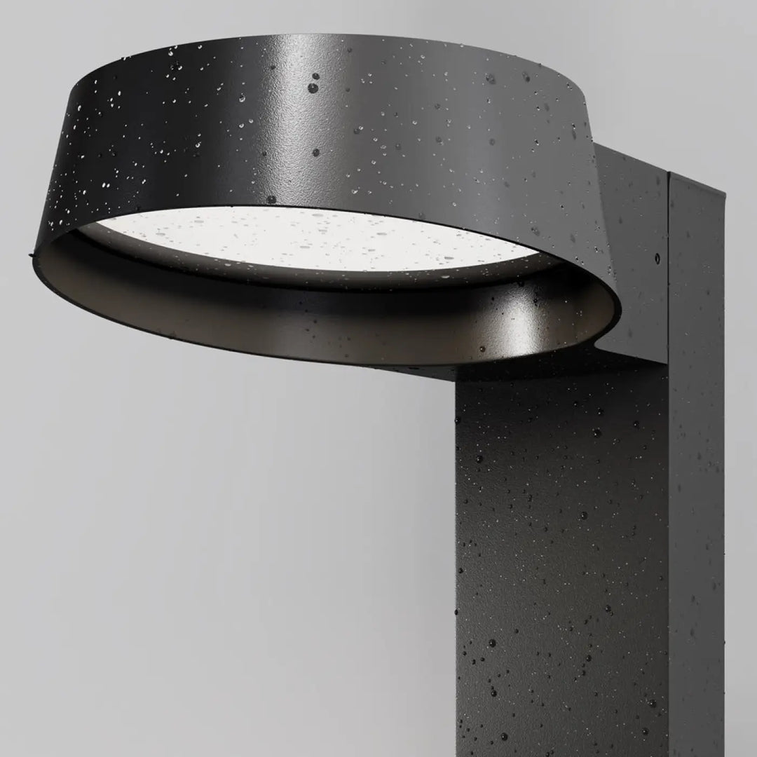 Borne extérieure led noire moderne avec abat-jour circulaire en métal mat et panneau led intégré murale extérieure led