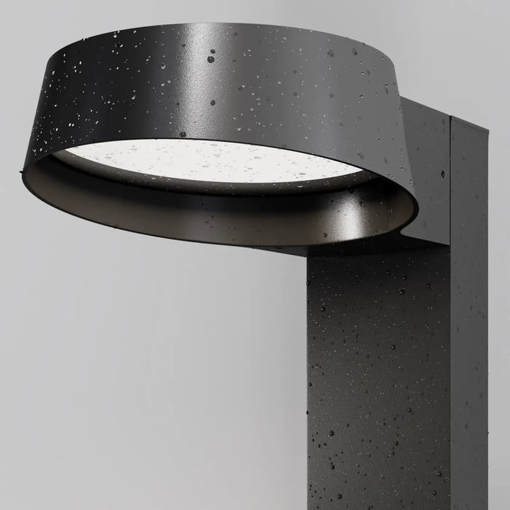 Borne extérieure led noire moderne avec abat-jour circulaire en métal mat et panneau led intégré murale extérieure led