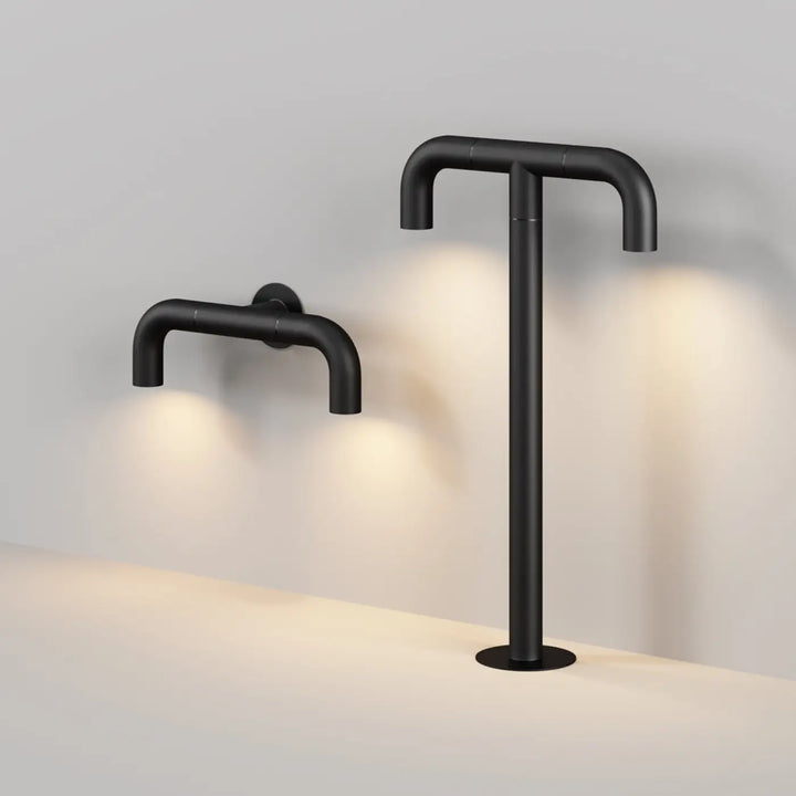 Borne extérieure led en aluminium noir avec finition mate noire et design minimaliste en forme de t pour intérieur et extérieur