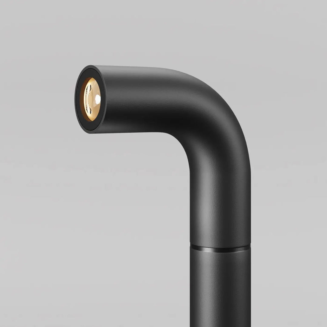 Borne extérieure led en aluminium noir avec finition mate et design moderne courbé diffusant une lumière chaude