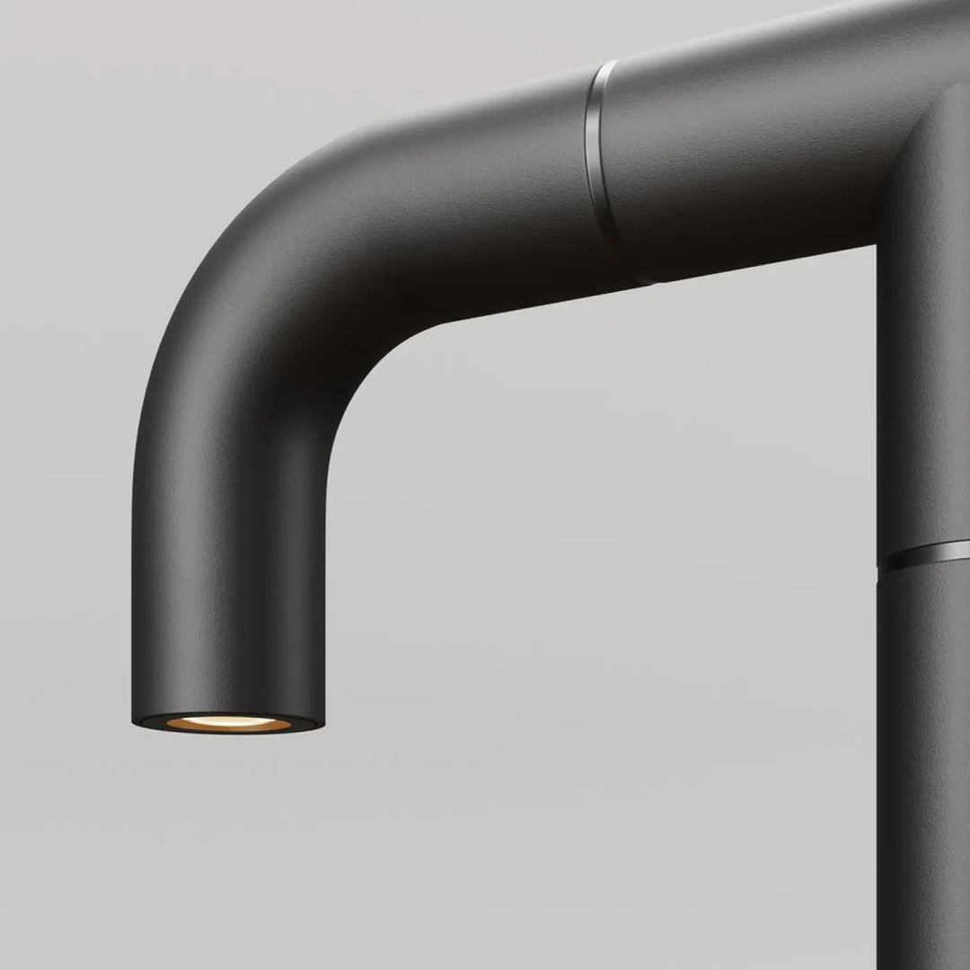 Borne extérieure led en aluminium noir avec finition mate style industriel et source lumineuse chaude cubique sleek
