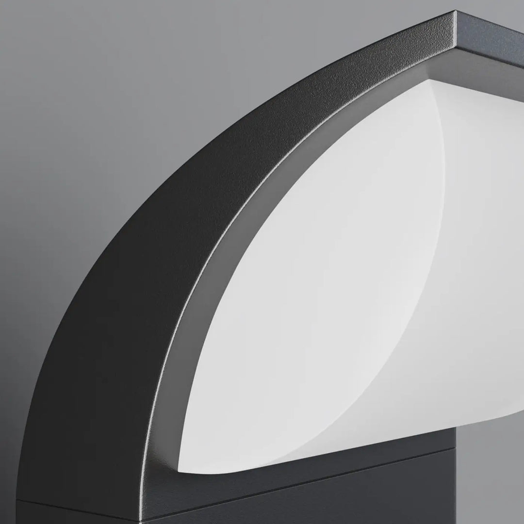 Borne extérieure led noire moderne avec design courbé et diffuseur blanc givré pour éclairage extérieur élégant