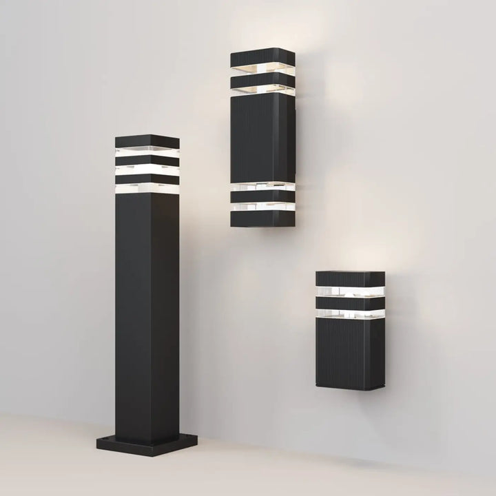 Borne extérieure noire en acier avec diffuseur vitré et bandes led horizontales design moderne rectangulaire
