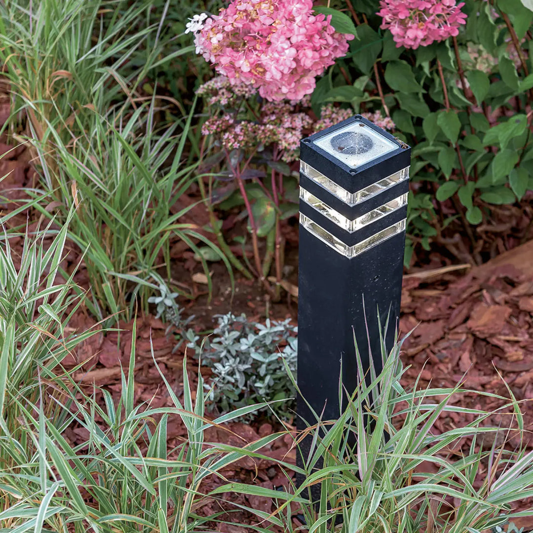 Borne extérieure linden en acier noir avec diffuseur vitré et design moderne à panneaux argentés horizontaux