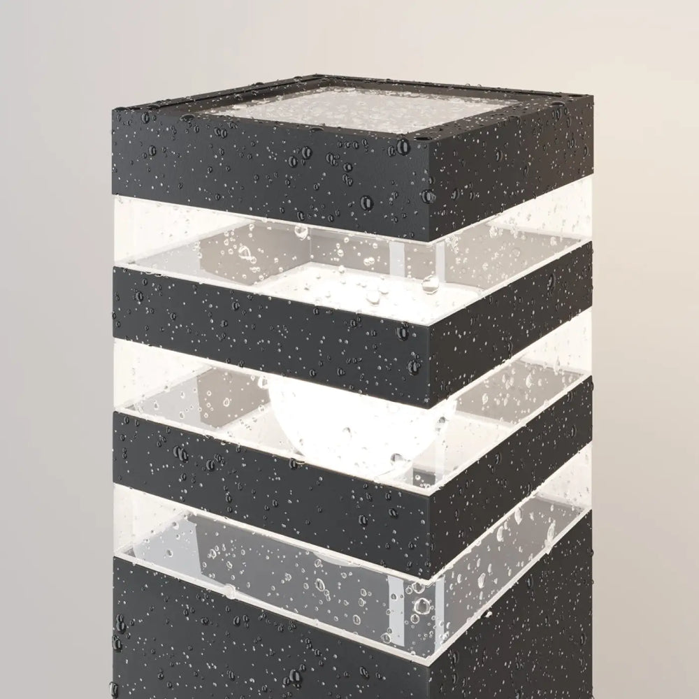 Borne extérieure en acier noir avec diffuseur vitré et design superposé moderne pour usage extérieur