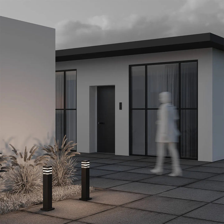 Borne extérieure linden en acier noir avec diffuseur vitré et bandes led blanches horizontales