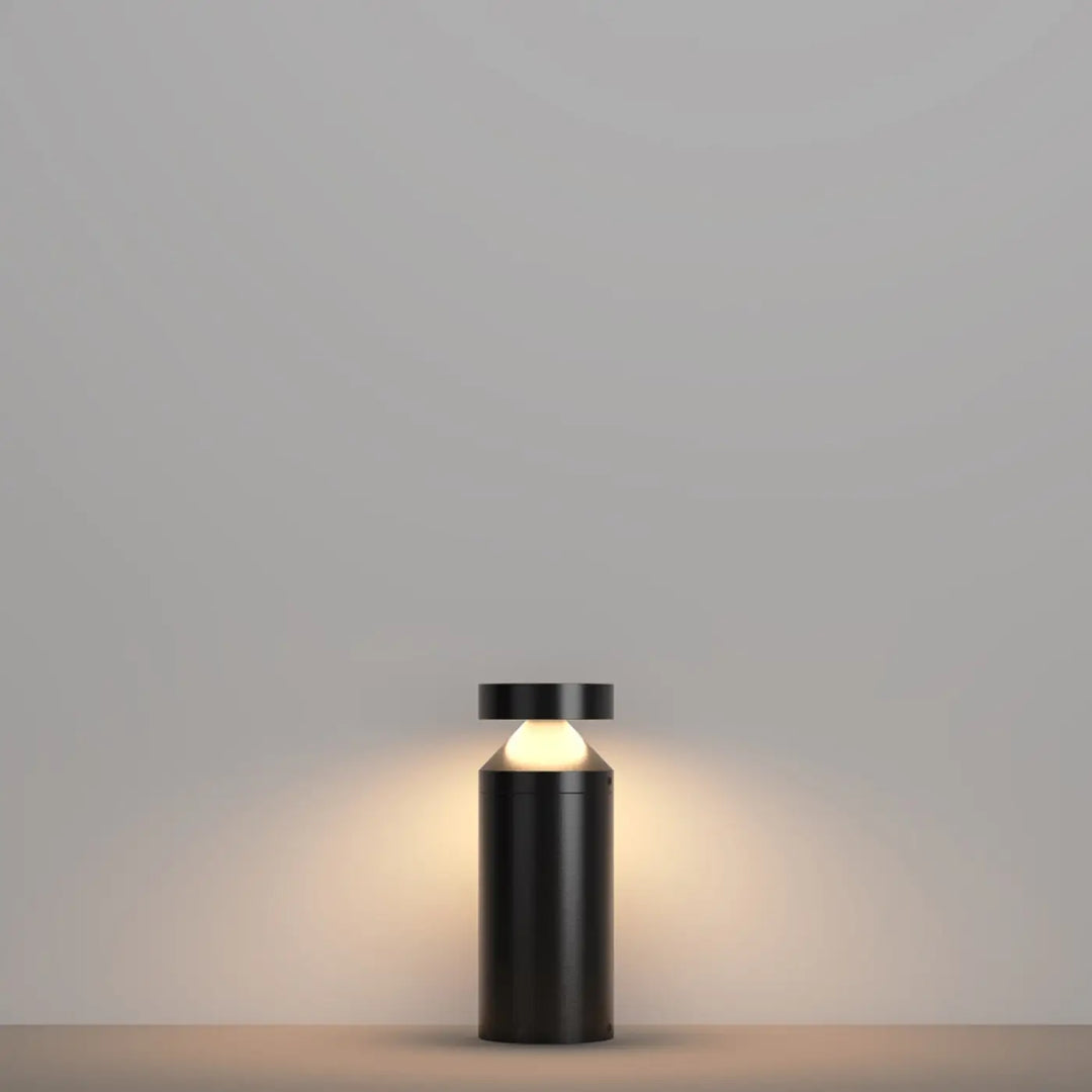 Borne extérieure cylindrique olten en acier noir version basse avec lanterne led extérieure à lumière chaude