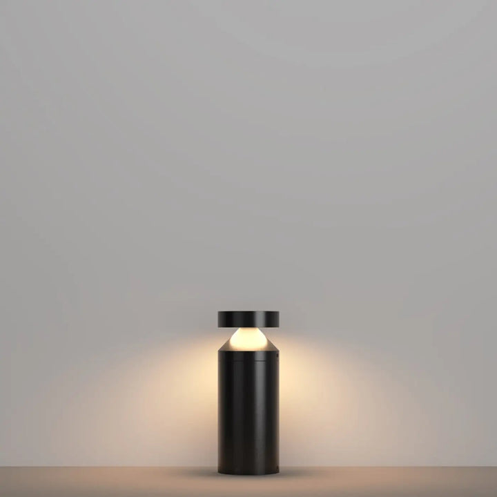 Borne extérieure cylindrique olten en acier noir version basse avec lanterne led extérieure à lumière chaude