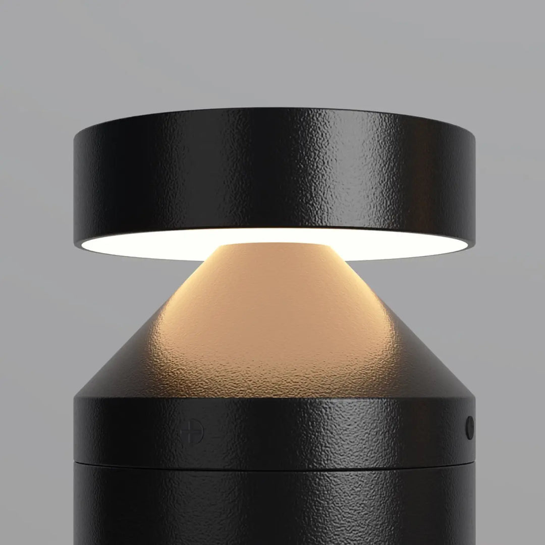 Borne extérieure cylindrique acier noir version basse led avec diffuseur conique émettant une lumière chaude