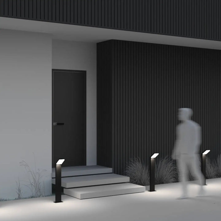 Borne extérieur paso en acier noir avec cadre asymétrique et éclairage led intégré pour chemin moderne