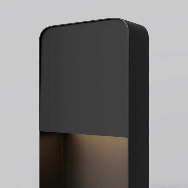 Borne extérieure cadre vertical en métal noir mat avec accent effet bois en laiton chaleureux au bas