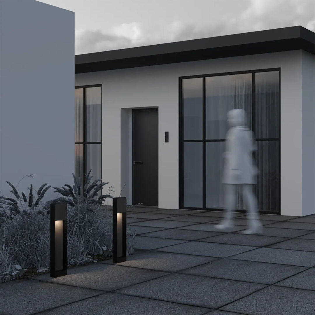 Borne extérieure cadre vertical noir avec effet bois éclairage led chaud pour chemin extérieur moderne