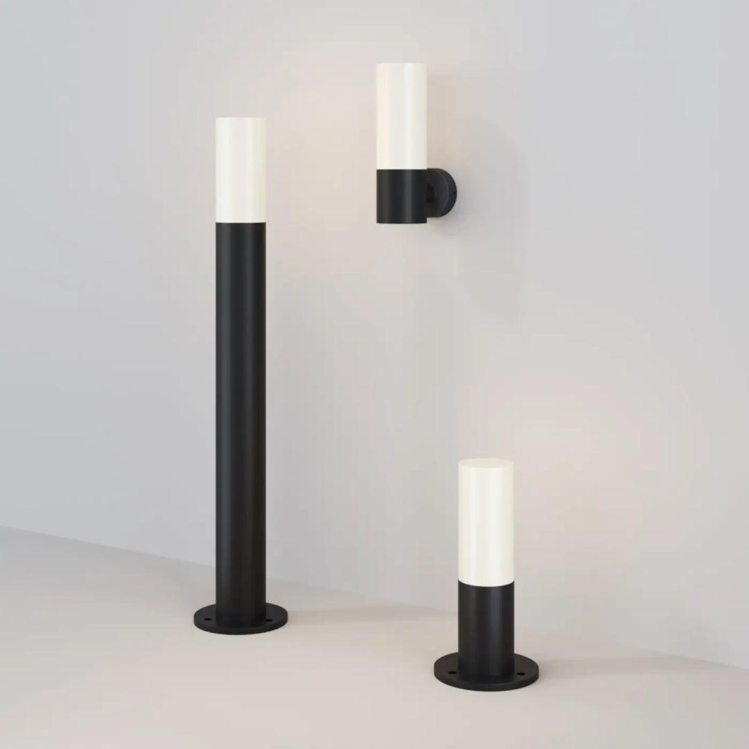 Borne extérieure willis en colonne fine cylindrique noire et blanche au design moderne et minimaliste pour extérieur
