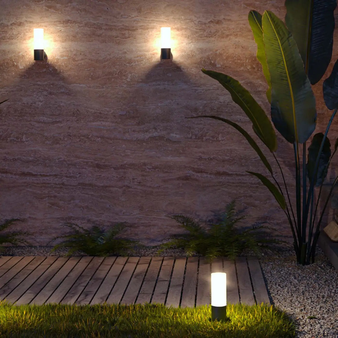 Borne extérieure willis colonne fine led blanche cylindrique avec base noire et éclairage chaud pour jardin extérieur