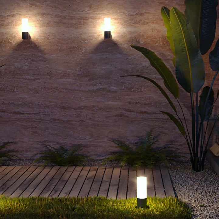 Borne extérieure willis colonne fine led blanche cylindrique avec base noire et éclairage chaud pour jardin extérieur