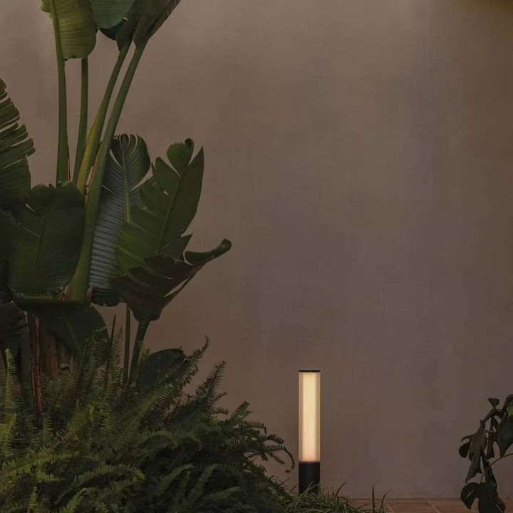 Borne Tura 65 cm dans un espace extérieur