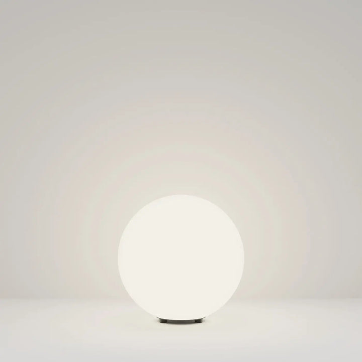 Luminaire extérieur erda boule lumineuse sphère opaline avec éclairage douce et base noire élégante en verre dépoli