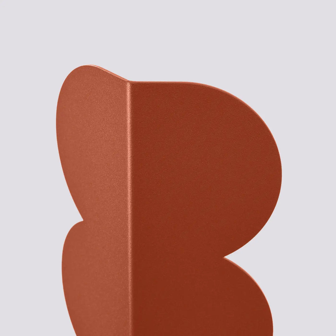 Applique murale biscuit rouge ochra en métal mat rustique avec forme ondulée caractéristique et caractère distinctif