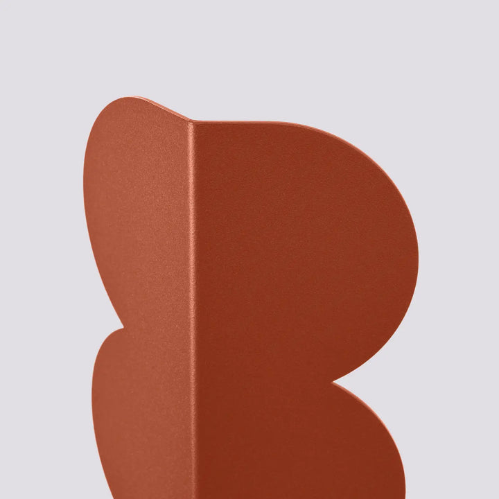 Applique murale biscuit rouge ochra en métal mat rustique avec forme ondulée caractéristique et caractère distinctif