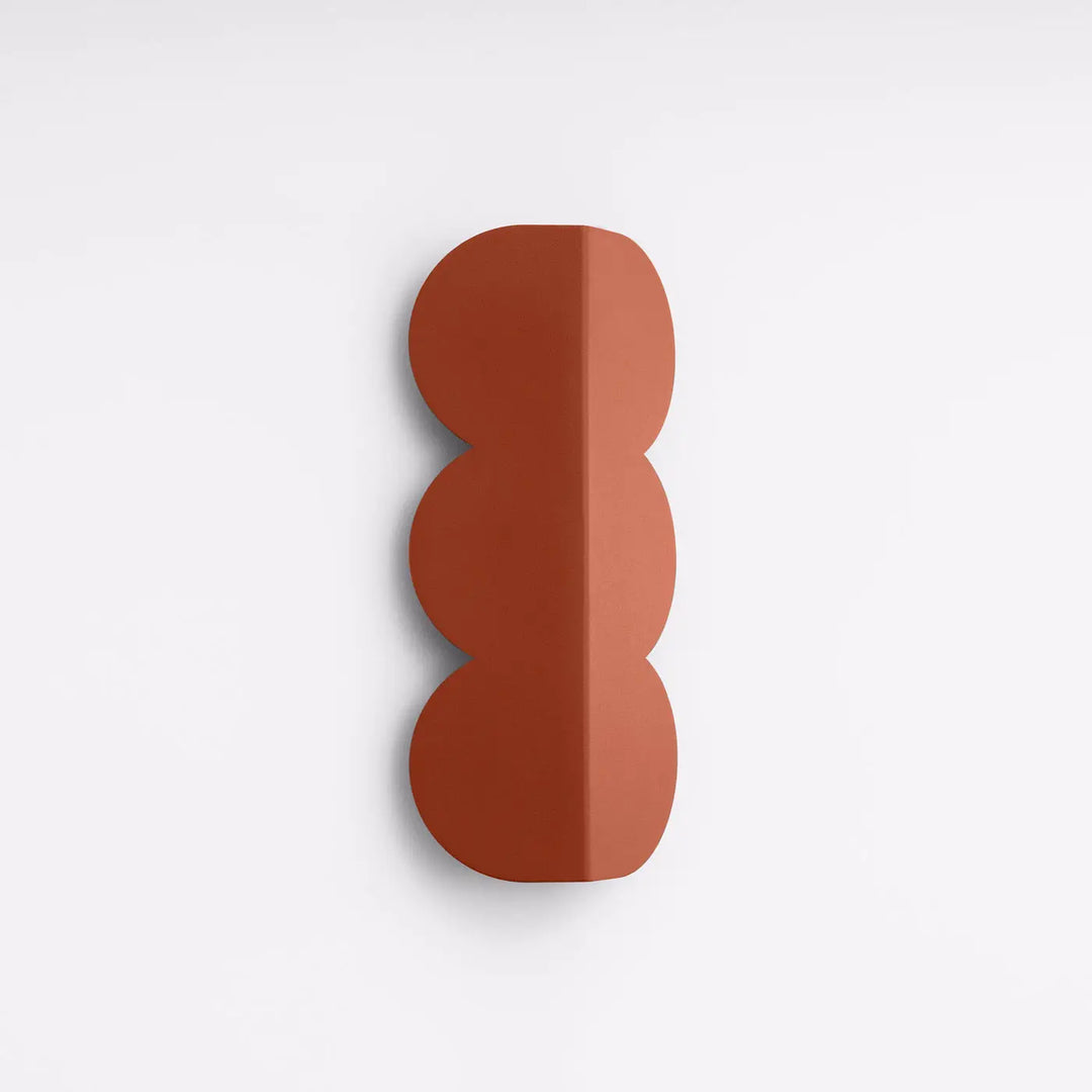 Applique murale biscuit rouge ochra avec forme ondulée caractéristique et caractère distinctif en luminaires biscuit allient