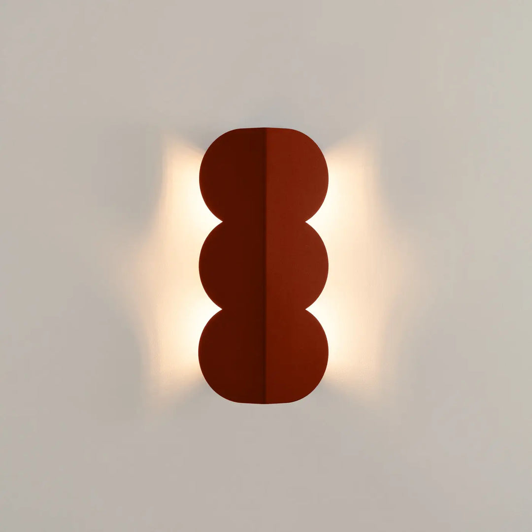 Applique murale biscuit rouge ochra en terracotta mat avec forme ondulée caractéristique et caractère distinctif