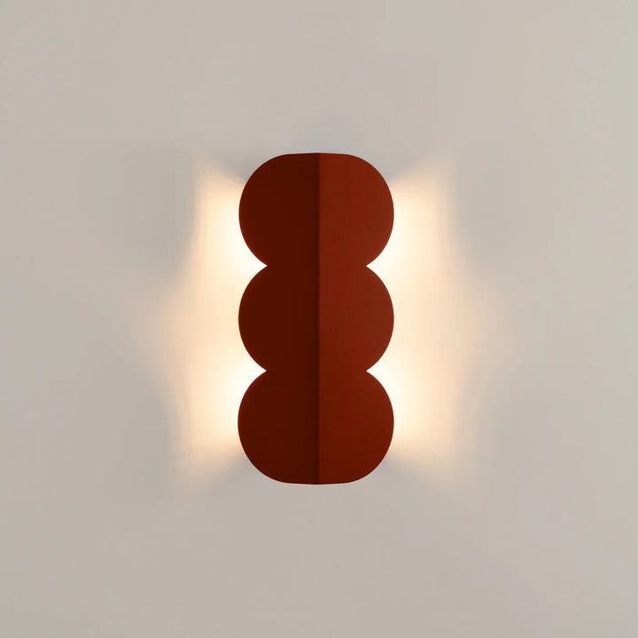 Applique murale biscuit rouge ochra en terracotta mat avec forme ondulée caractéristique et caractère distinctif