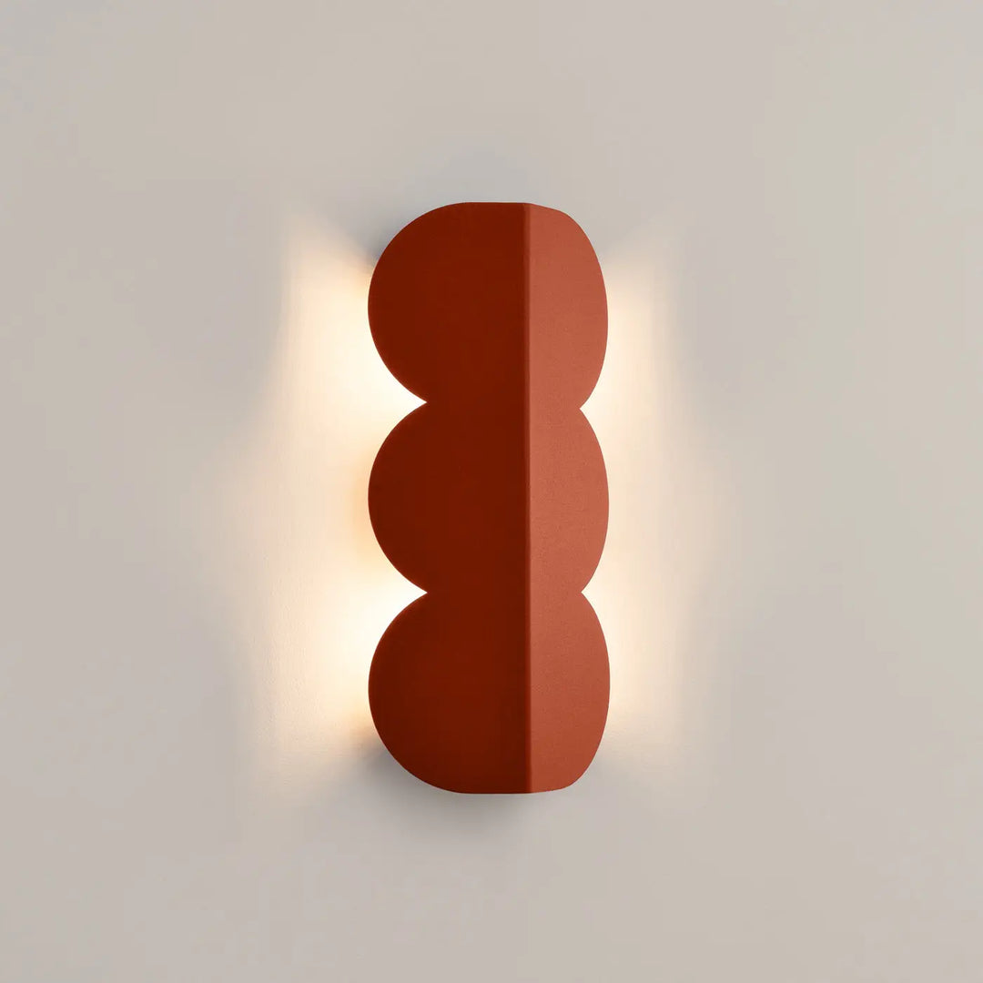 Applique murale biscuit rouge ochra en terracotta avec forme ondulée caractéristique et caractère distinctif lumineux