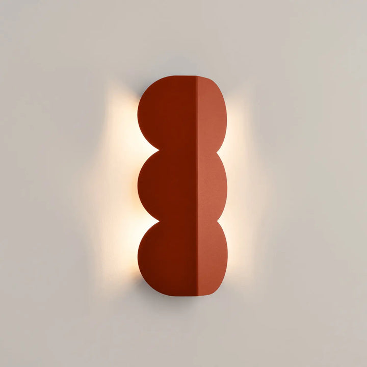 Applique murale biscuit rouge ochra en terracotta avec forme ondulée caractéristique et caractère distinctif lumineux